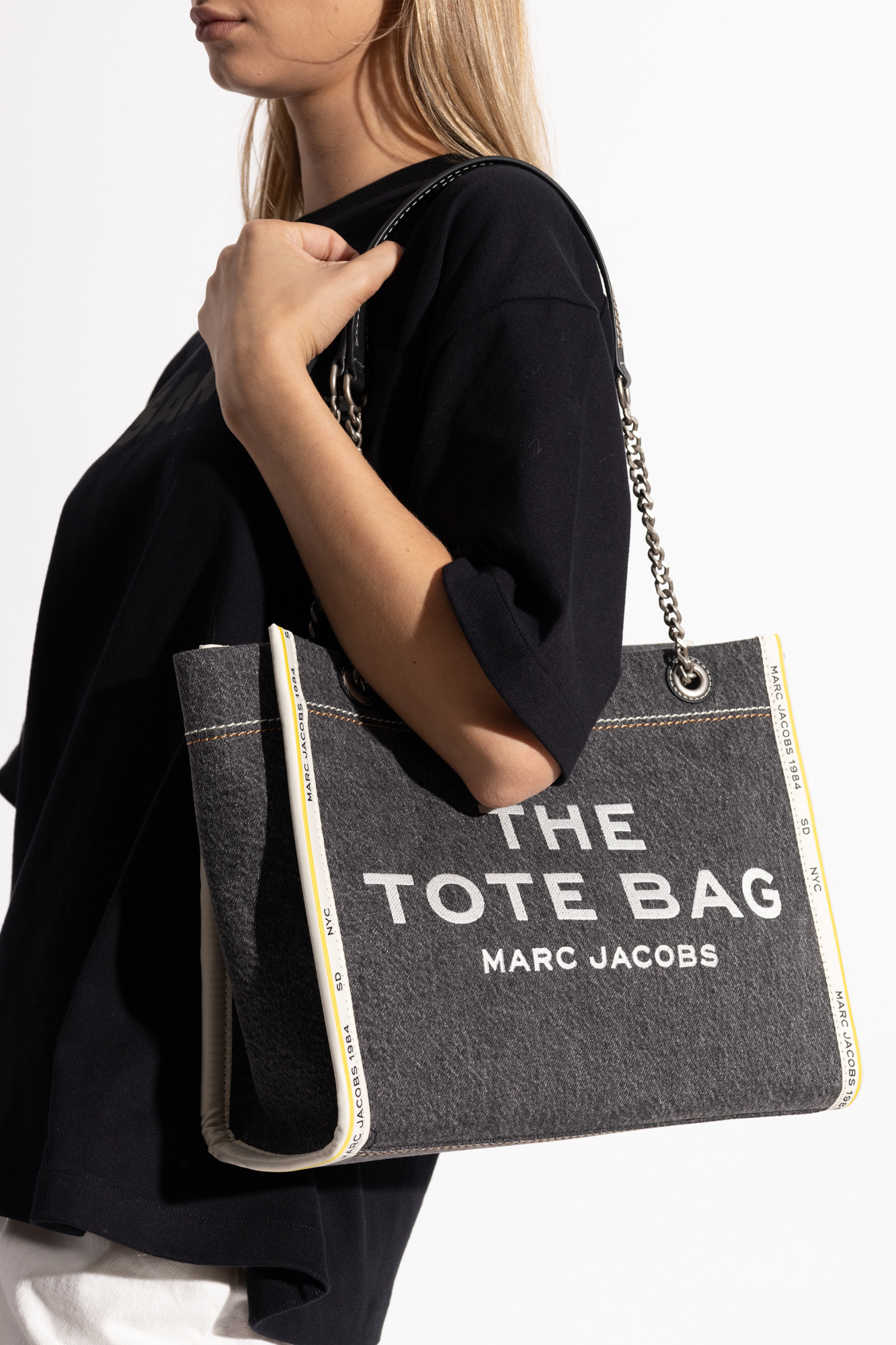 MARC JACOBS THE TOTE BAG ブラック Marc Jacobs The Canvas Medium Tote Handbag – ShopCGX